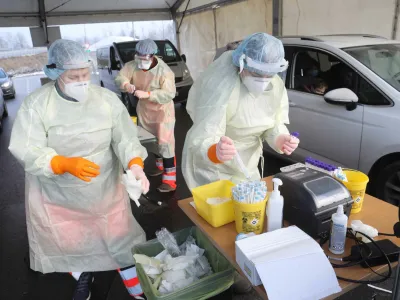 - PCR testiranje po sistemu drive-in - epidemija koronavirus covid-19<br><br><br>- 17.01.2022 - Parkiri&scaron;če P+R Stanežiče ob Celov&scaron;ki cesti na severnem obrobju Ljubljane.<br><br>//FOTO: Toma Skale<br>