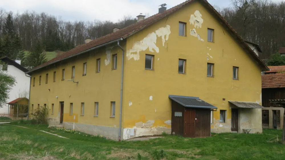 Objekt, v katerem so bila nekoč rudarska stanovanja, naj bi v začetku prihodnjega leta poru&scaron;ili. Tam naj bi do leta 2026 zrasla sodobna bivalna enota za &scaron;estnajst stanovalcev. F Dragana Stanković