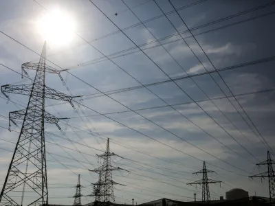 - električni daljnovod - električna napetost - visokonapetostni vod - sevanje - elektrifikacija - elektrika   - 29.09.2016 - Nuklearna elektrarna Kr&scaron;ko (NEK) - Jedrska elektrarna Kr&scaron;ko (JEK) - proizvodnja električne energije -   //FOTO: Luka Cjuha..