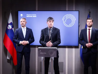 Ljubljana, DZ.<br>Novinarska konferenca poslanskih skupin NSi, Gibanje Svoboda in SD ob vlozitvi predloga ustavnih sprememb.<br>Vodja poslanske skupine NSi Janez Cigler Kralj, vodja poslanske skupine Svoboda Borut Sajovic in vodja poslanske skupine SD Jani Prednik.