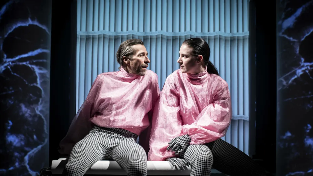 Aljo&scaron;a Koltak in Ma&scaron;a Gro&scaron;elj med izvedbo avtorskega projekta Ikigai avtorice Varje Hrvatin, v izvedbi ansambla SLG Celje, v Celju, Slovenija, 31. marca 2023.