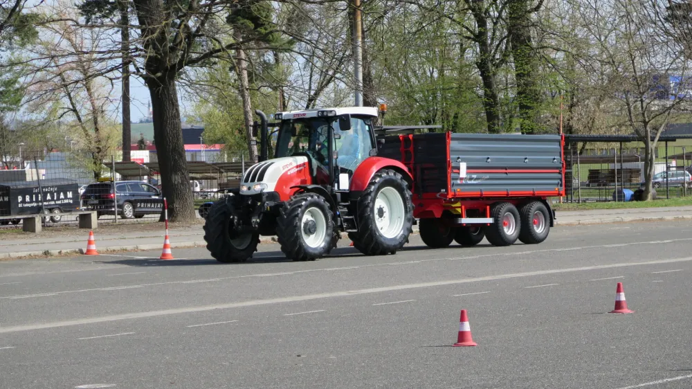 Agencija za varnost v prometu je v Mariboru organizirala dogodek za večjo varnost voznikov traktorjev s predavanji in praktičnimi prikazi na vadbeni povr&scaron;ini.&nbsp;