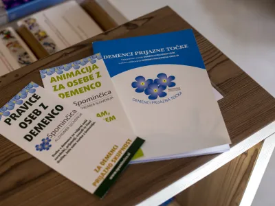 - simbolična fotografija - demenca<br><br><br> - 17.04.2019 &ndash; Demenci prijazna točka v sredi&scaron;ču Ljubljane - Info točka 65+, Mačkova ulica 1, kjer so na enem mestu na voljo celovite informacije o storitvah in aktivnostih Mestne občine Ljubljana za prijetnej&scaron;e in kakovostno življenje starej&scaron;ih ter oseb z oviranostmi. //FOTO: Matjaž Ru&scaron;t