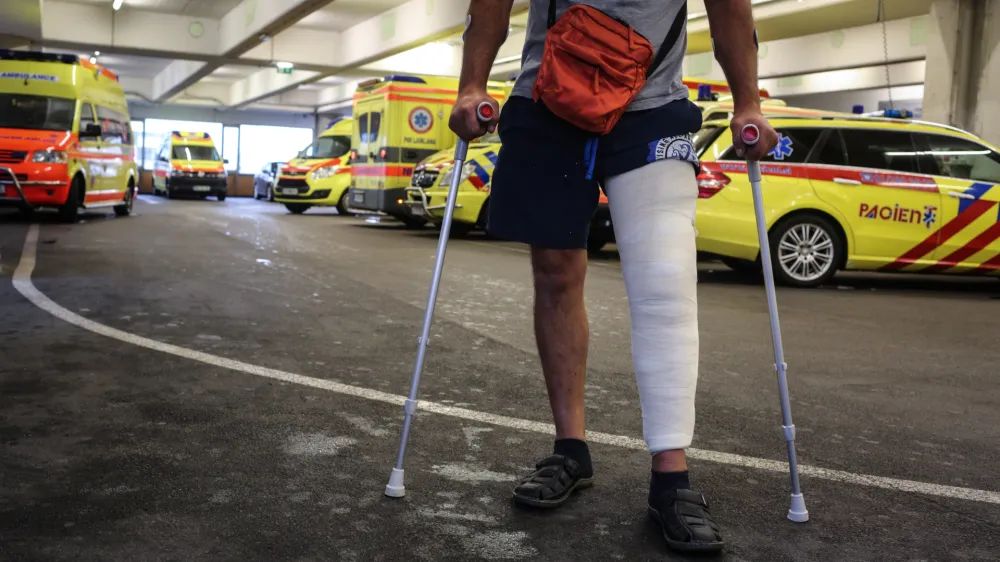 - simbolična fotografija - zdravstvo - re&scaron;evalno vozilo (re&scaron;ilec) - prva pomoč - po&scaron;kodba - <br><br><br>- 10.08.2016 - Interna klinika UKC v Ljubljani - internistična prva pomoč   //FOTO: Luka Cjuha.