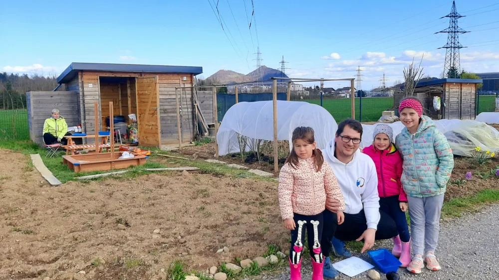 Družini Medar vrtiček že četrto leto pomeni sprostitev, odklop od betonskih sten bloka, v katerem živijo, preživljanje prostega časa v naravi in samooskrbo z zelenjavo.&nbsp;
