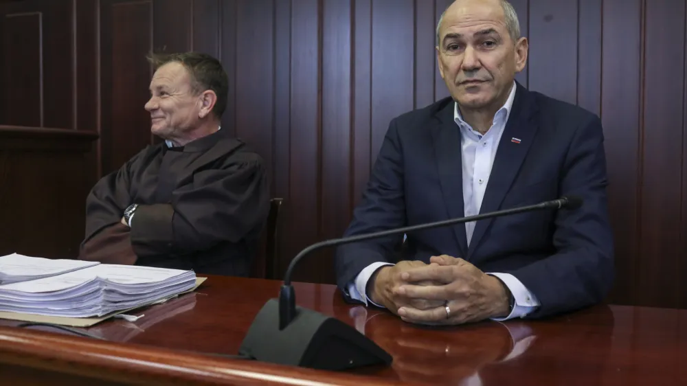 Odvetnik Franci Matoz (levo) meni, da gre le za nov, nepotreben politični pregon Jan&scaron;e, čeprav je ta s sumljivo preprodajo zemlji&scaron;ča v Trenti poplačal več kot pol trisobnega stanovanja v Ljubljani.