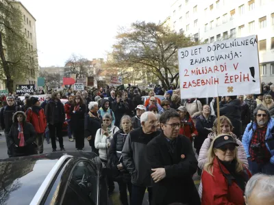 - 07.04.2023 - Protestni shod iniciative Glas ljudstva na Svetovni dan zdravja - Pohod za javno zdravstvo z Javno tribuno &ndash;zahtevali interventni zakon, v katerem predlagajo re&scaron;itve za krepitev javnega zdravstva - paket dveh zakonskih sprememb, ukinitev dopolnilnega zdravstvenega zavarovanja in predlog za pravičnej&scaron;i davek - protest //FOTO: Luka Cjuha