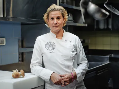 Ana Ro&scaron;, najbolj&scaron;a slovenska profesionalna kuharica - &scaron;efinja kuhinje v restavraciji Hi&scaron;a Franko v Kobaridu, prva ženska povabljena v vrhunsko ekipo kuharjev z vsega sveta.//FOTO: Tomaž Zajel&scaron;nik