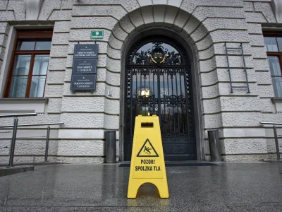 Relativno blaga kaznovalna politika je na splo&scaron;no pozitivna lastnost slovenskega pravosodnega sistema, ki se upira sodobnim sku&scaron;njavam prestrogega kaznovanja. Prihaja pa tudi do anomalij.&nbsp;