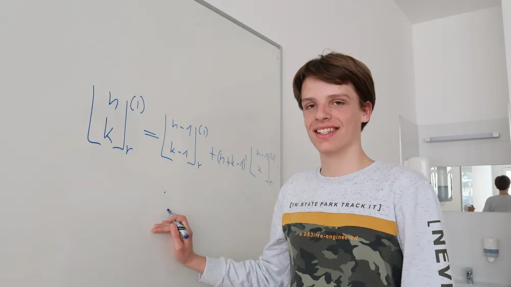 Aleks Žigon Tankosič, mladi matematik, ki je odkril izvirno matematično posplo&scaron;itev v kombinatoriki, deveto&scaron;olec, 