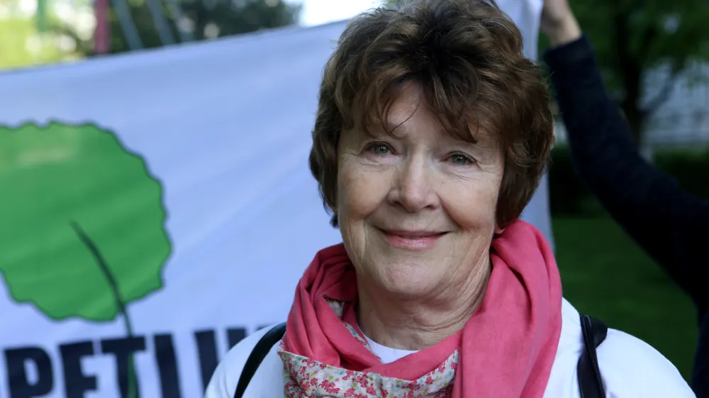 predsednica dru&scaron;tva Trepetlika Cvetka Pavlina Likar- 20.04.2016 - &Scaron;ubiceva ulica pri Državnem zboru  - Člani dru&scaron;tva Trepetlika so na prehodu za pe&scaron;cena za nekaj sekund &raquo;zamrznili&laquo; in s tem &scaron;ir&scaron;o javnost opozorili na problematiko parkinsonove bolezni in težave, s katerimi se soocajo bolniki. - Parkinsonova bolezen - //FOTO: Tomaž Skale