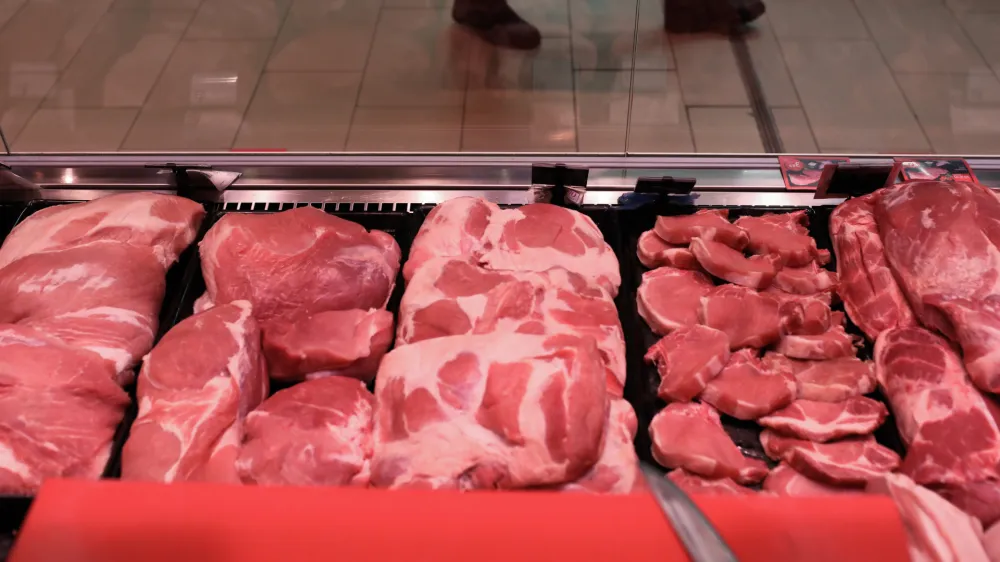 svinjsko meso- 10.03.2022 &acirc;&euro;" Trgovsko podjetje, v Ljubljani &acirc;&euro;" distribucijski center - skladiĹˇ&Auml;Ťenje suhega in sveĹľega blaga - ogled sprejema mesa v dristribucijskem centru in nadaljnje poti v verigi &acirc;&euro;" shranjevanje mesa in mesnih izdelkov - //FOTO: Bojan Velikonja