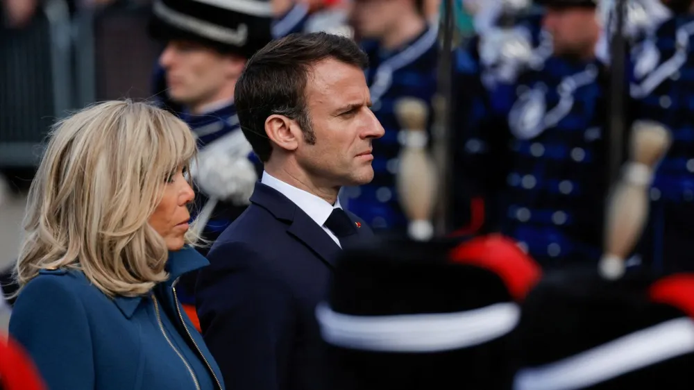 Francoskega predsednika Macrona (na fotografiji z ženo Brigitte) so ob začetku govora na nizozemskem in&scaron;titutu Nexus prekinili protestniki in mu očitali, da je zaradi spornega sprejemanja pokojninske reforme mimo parlamenta izdal demokracijo, kar je Macron zavrnil.