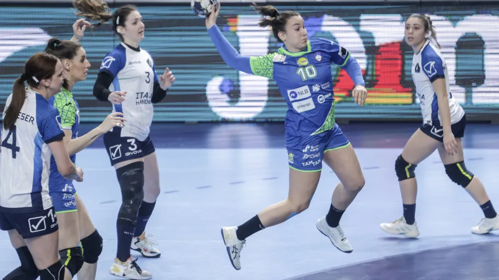 Tja&scaron;a Stanko (z žogo) je k visoki zmagi Slovenije proti Italiji na Kodeljevem prispevala pet golov.