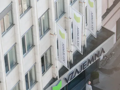 Predvidoma s 1. septembrom letos naj bi začela veljati novela, ki bo ukinila dopolnilno zdravstveno zavarovanje. Za vmesno obdobje pa bo vlada pripravila uredbo o zamrznitvi cen dopolnilnega zdravstvenega zavarovanja, podobno, kot je to storila na področju energentov.