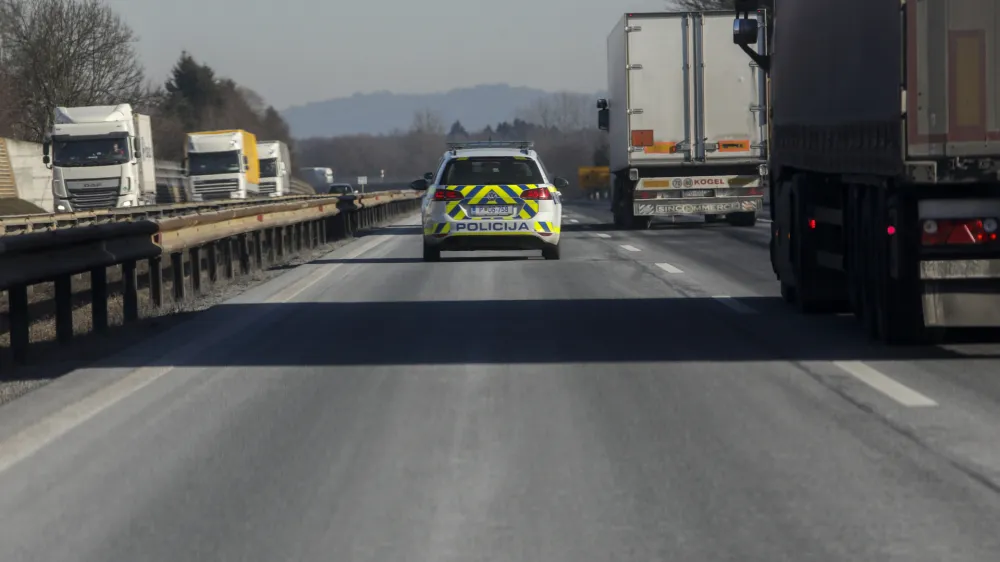 - 15.01.2021 &ndash; Primorska avtocesta &ndash; novi prometni zakon za tovornjake - prepoved prehitevanja za tovorna vozila med 6. in 18. uro na avtocesti A1 med &Scaron;entiljem in Koprom &ndash; tovornjaki &ndash; tovornjakarji - policija //FOTO: Jaka Gasar