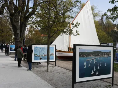 Razstavni prostor na Krakovskem nasipu krasi fotografska razstava z naslovom Hrva&scaron;ka &ndash; dežela, kjer jadra pripovedujejo zgodbe.