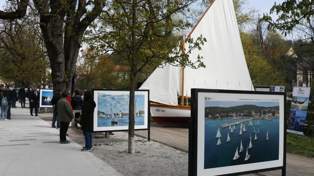 Razstavni prostor na Krakovskem nasipu krasi fotografska razstava z naslovom Hrva&scaron;ka &ndash; dežela, kjer jadra pripovedujejo zgodbe.