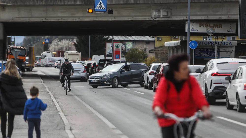 Zaradi delne zapore na sicer ne dolgem odseku Trža&scaron;ke ceste predvsem ob prometnih konicah nastajajo kolone vozil.&nbsp;