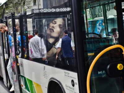 - LPP - Ljubljanski potni&scaron;ki promet ﻿- komunikacija,ljudje,potniki,avtobusi mestnega potni&scaron;kega prometa,LPP,MPP//FOTO: Tomaž Zajel&scaron;nikOPOMBA: ZA OBJAVO V PRILOGI - DNEVNIKOV OBJEKTIV - REPORTAŽA 2013    //FOTO: Tomaž Zajel&scaron;nik