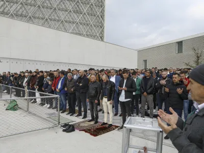 - 21.04.2023 - Islamski kulturni center - IVKC v Ljubljani - Ramazanski bajram - s sončnim zahodom se je za muslimane zaključil postni mesec ramazan, ki mu je sledilo tridnevno praznovanje bajrama - muslimani - Islamska skupnost v Sloveniji - bajramska molitev - muslimanski verniki - džamija<br><br> <br><br>//FOTO: Luka Cjuha
