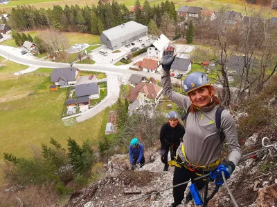Gibanje po feratah zahteva znanje, fizično moč in uporabo osnovnega gorni&scaron;kega kompleta: čelade, plezalnega pasu, rokavic in samovarovalnega sistema.&nbsp;Foto: Tina Jereb