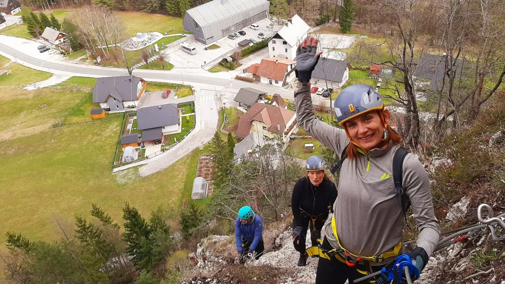 Gibanje po feratah zahteva znanje, fizično moč in uporabo osnovnega gorni&scaron;kega kompleta: čelade, plezalnega pasu, rokavic in samovarovalnega sistema.&nbsp;Foto: Tina Jereb