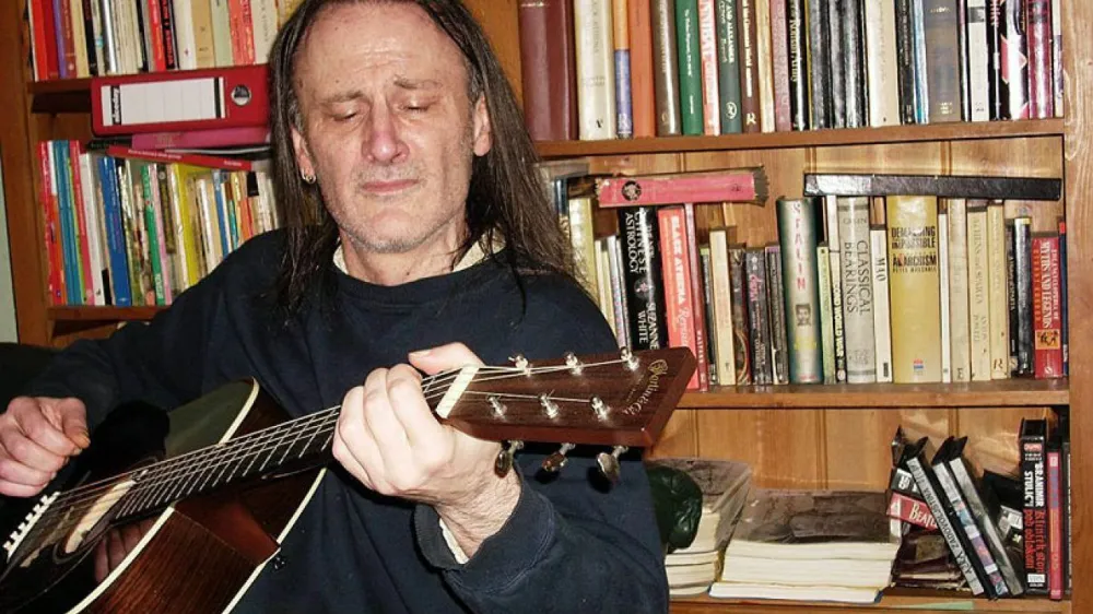 Branimir Johnny &Scaron;tulić je praznoval okrogli jubilej in ob njem izvedel pesem Sedna moma na odreto, ki jo je prvič objavil leta 2013. F youtube