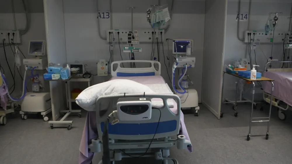 - respirator oziroma ventilator - naprava za mehansko predihavanje pljuč, ki bolniku pomaga pri dihanju<br><br><br><br>- 11.11.2021- Univerzitetni klinični center UKC Ljubljana &ndash; Covid oddelek &ndash; Epidemija koronavirus Covid-19 v Sloveniji  //FOTO: Luka Cjuha.