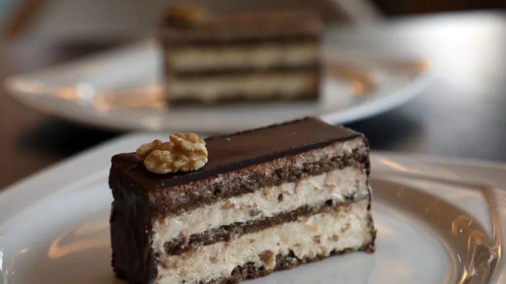 - Maxi rezina / Emonska rezina -<br><br>- 13.04.2023 - Kavarna In Sla&scaron;čičarna Maxi v Ljubljani že pol stoletja slovi po svoji orehovi Maxi rezini, ki jo je priznani sla&scaron;čičarski mojster Avgust Plestenjak pred tem pripravljal za angle&scaron;ko kraljevo družino na &scaron;kotskem dvorcu Balmoral. <br><br><br>//FOTO: Tomaž Skale<br>