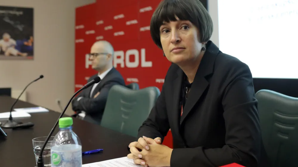 začasna predsednica uprave Petrol mag. Nada Drobne Popović- 12.12.2019 &ndash; 30. Skup&scaron;čina delničarjev družbe PETROL 2019 - delničarji so se seznanili s podrobnej&scaron;imi informacijami o razlogih za predčasno prenehanje mandatov uprave Tomaža Berločnika //FOTO: Jaka Gasar