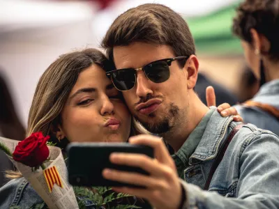 23 April 2023, Spain, Barcelona: A couple takes a 'selfie' on St George's Day, Catalonia's patron saint, celebrated in a Valentine's Day fashion as it also coincided with what is popularly known as the Day of the Rose and the Day of the Book. Photo: Matthias Oesterle/ZUMA Press Wire/dpa