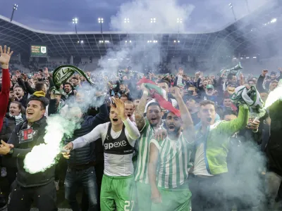 Nogometa&scaron;i Olimpije so skupaj z navijači proslavljali naslov prvaka.