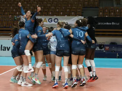Odbojkarice Calcita Volleyja so osvojile naslov pokalnih prvakinj za sezono 2021/22.- 21.12.2021 &ndash; odbojka &ndash; OK Branik: Calcit Volley, zaključni turnir slovenskega pokala, ženske: finale: //FOTO: Luka Cjuha.