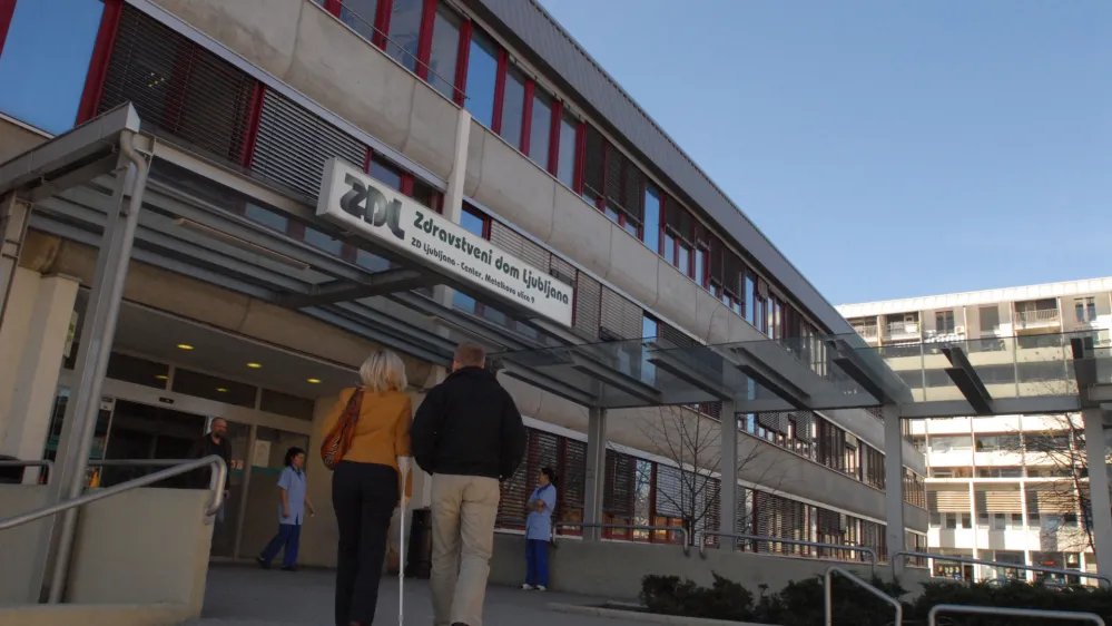 Mestni svet je potrdil spremembe statuta Zdravstvenega doma Ljubljana, ki direktorici dovoljujejo imenovanje &scaron;e dveh pomočnikov oziroma namestnikov.&nbsp;