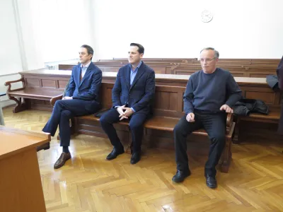 Maribor, sodisce.<br>Okrozno sodisce v Mariboru je danes izreklo pogojne zaporne kazni nekdanjim vodilnim v druzbah Mip in Prasicereja Podgrad zaradi kaznivih dejanj s podrocja zlorabe polozaja pri gospodarski dejavnosti.<br>Nekdanja vodila v Mipu Marko Volk in Martin Kovac ter direktor Prasicereje Podgrad Ivan Mlinaric