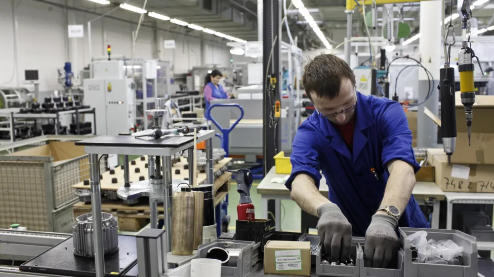 proizvodnja<br><br><br>- DOMEL, elektromotorji in gospodinjski aparati d.o.o. Železniki, - globalni razvojni dobavitelj dovr&scaron;enih re&scaron;itev elektromotornih pogonov in komponent, temelječih na lastnih inovativnih tehnologijah - podjetje v pretežni lasti delavcev    ///FOTO: Luka CjuhaOPOMBA: ZA OBJAVO V PRILOGI &ndash; DNEVNIKOV OBJEKTIV - REPORTAŽA 2013