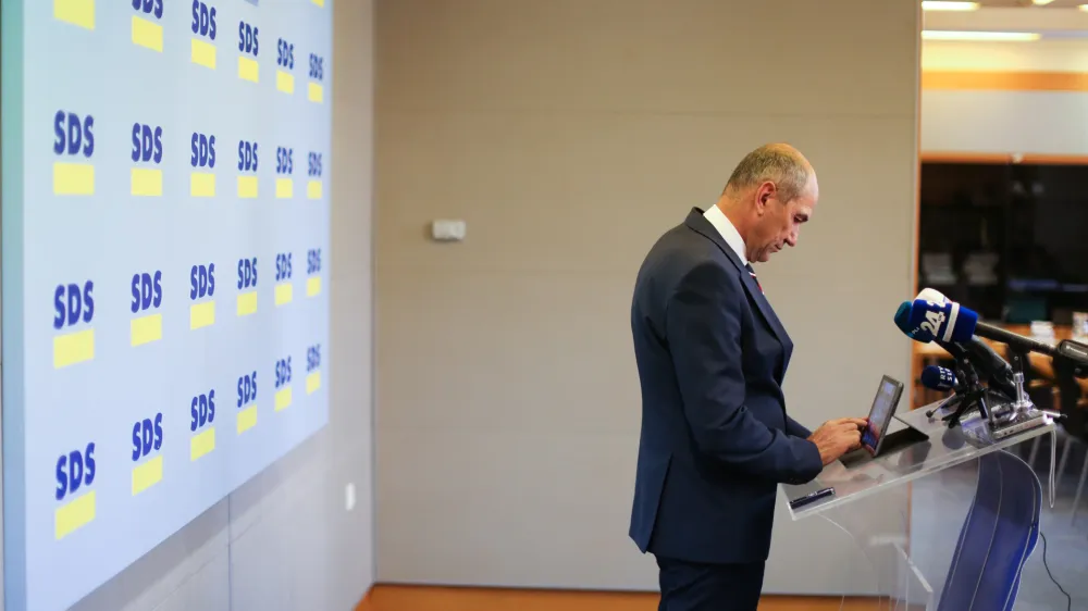 vodja opozicijske SDS Janez Jan&scaron;a<br><br><br><br>- 27.09.2016 - poslanci SDS vložili interpelacijo o delu vlade Mira Cerarja s katero so po besedah prvaka SDS Janeza Jan&scaron;e zahtevali razpravo o delu &scaron;ibke vlade brez hrbtenice - interpelacija <br><br><br><br><br><br><br>//FOTO: Bojan Velikonja