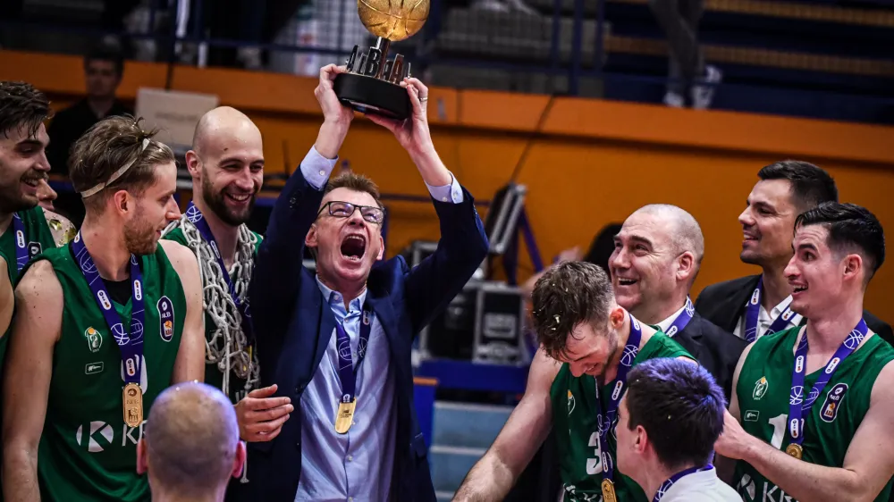 Trener Krke Ga&scaron;per Okorn (s pokalom) se je z igralci in člani strokovnega &scaron;taba takole veselil osvojitve 2. lige ABA. Foto: ABA