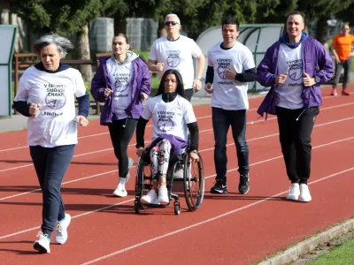 - 19.04.2023 - dogodek 100 slovenskih &scaron;portnikov in para&scaron;portnikov za en namen - V &scaron;portu smo vsi enaki, na katerem je 85 &scaron;portnikov in 15 para&scaron;portnikov s simbolno gesto pokazalo, da so invalidi kljub različnosti v življenju vsi enaki in da si vsi zaslužijo enake možnosti, hkrati pa obeležili 500 dni do paraolimpijskih iger v Parizu //FOTO: Tomaž Skale