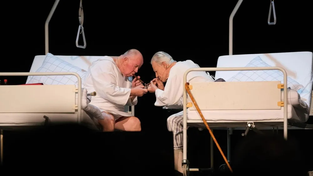 Praznovanje stoletnice so začeli s predstavo Silvestrska sprava, v kateri sta se izkazala starosti senov&scaron;kega gledali&scaron;ča Ernest Breznikar in Branko Margon. Foto: arhiv DKD Senovo