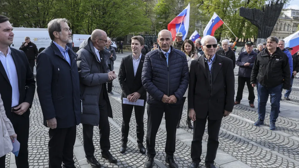 Lojze Petrle, Janez Jan&scaron;a- 19.04.2023 &ndash; Združenje za vrednote slovenske osamosvojitve je ob robu razprave o interpelaciji vlade pripravilo protestni shod pod geslom Za Slovenijo in resnico //FOTO: Jaka Gasar