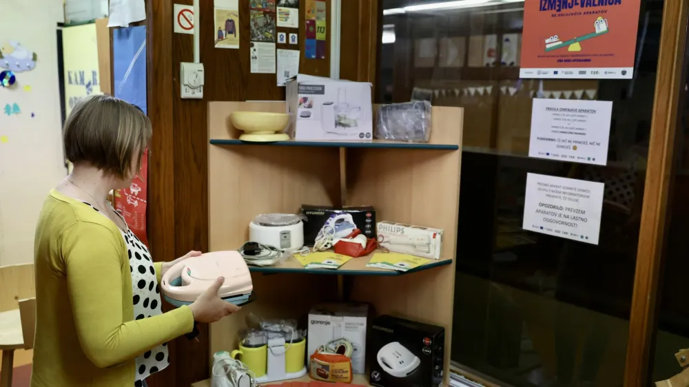 Stalna izmenjevalnica &scaron;e delujočih električnih aparatov.