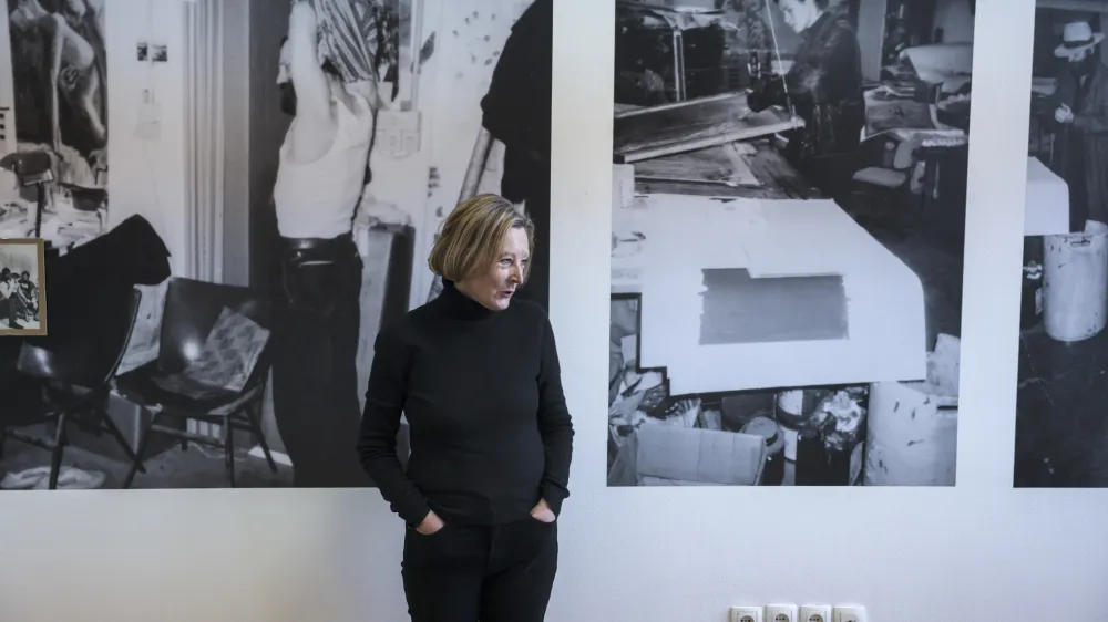 kustosinja Lilijana Stepančič - 20.04.2023 &ndash; Galerija P74: razstava SOG (Sekcija za oblikovanje in grafiko, 1973-1994) - postavitev odkriva pozabljeno zgodbo delavnice za sitotisk za mlade ustvarjalce, ki je med letoma 1973 in 1994 delovala v Ljubljani. //FOTO: Jaka Gasar