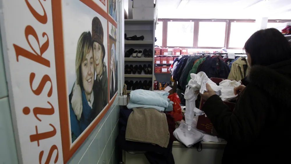 &Scaron;kofijska Karitas - skladi&scaron;če rabljene obleke in druge opreme na Hudovernikovi 6 na Prulah/FOTO: Bojan VelikonjaOPOMBA: ZA OBJAVO V PRILOGI &ndash; DNEVNIKOV OBJEKTIV - REPORTAŽA