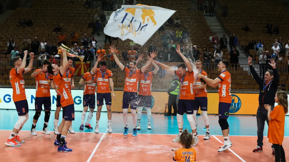 Odbojkarji ACH Volleyja so se takole veselili naslova slovenskih državnih prvakov. Foto: Bojan Velikonja