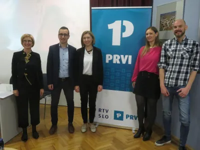 S festivalom prvi program Radia Slovenija spodbuja nastanek kakovostnih skladb in besedil v slovenskem jeziku. Na fotografiji uredniki prvega programa v družbi direktorice Kulturnega doma Kr&scaron;ko Darje Planinc (tretja z leve).
