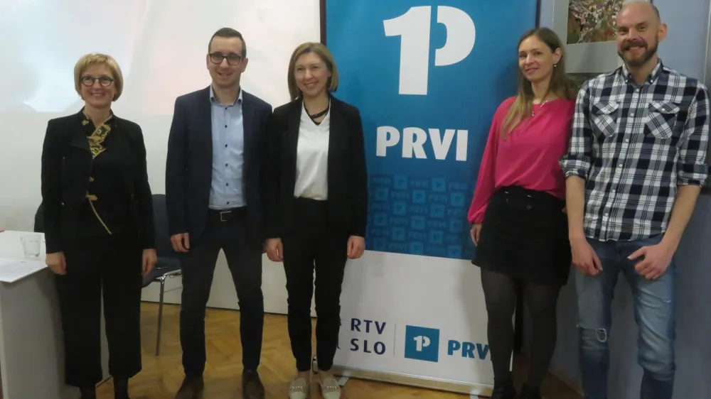 S festivalom prvi program Radia Slovenija spodbuja nastanek kakovostnih skladb in besedil v slovenskem jeziku. Na fotografiji uredniki prvega programa v družbi direktorice Kulturnega doma Kr&scaron;ko Darje Planinc (tretja z leve).