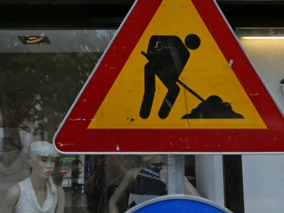 - simbolična fotografija - prometni zank delo na cesti - gredbeni&scaron;tvo - cestni in gradbeni delavci//FOTO: Tomaž Skale