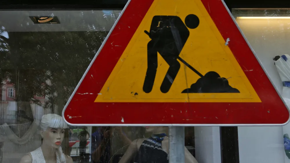 - simbolična fotografija - prometni zank delo na cesti - gredbeni&scaron;tvo - cestni in gradbeni delavci//FOTO: Tomaž Skale
